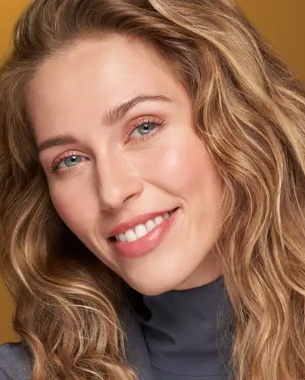 Mulher em tratamento facial com Relax & Refresh™.