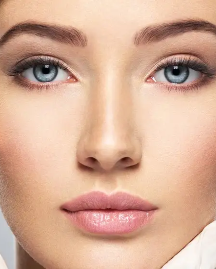 Mulher fazendo uso do processo anti-aging