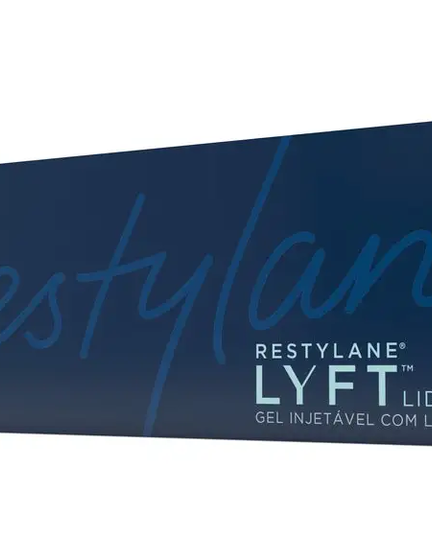 Uma caixa azul escura de Restylane Lyft Lidocaine, um gel injetável com lidocaína. A caixa tem o logotipo Restylane em letras grandes e cursivas na frente. Abaixo do logotipo está o texto "RESTYLANE® LYFT™ LIDOCAINE GEL INJETÁVEL COM LIDOCAÍNA 1 mL". O nome "GALDERMA" está impresso no canto inferior esquerdo da caixa. No lado direito da caixa, o texto "RESTYLANE LYFT LIDOCAINE 1 mL" está impresso verticalmente.