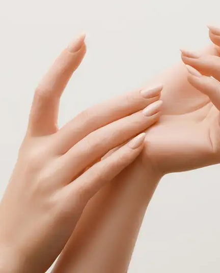 Restylane® Skinboosters™ promove uma intensa hidratação para as mãos.