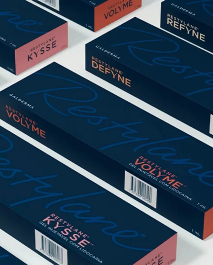 Disposição de várias caixas escuras dos produtos Restylane da Galderma, incluindo Restylane Kysse, Defyne, Refyne e Volyme. Cada embalagem apresenta seu nome específico e a descrição "Gel Injetável com Lidocaína 1 mL" (ou "Gel Injetável 1 mL" para algumas variantes), caracterizando-os como tipos de ácido hialurônico injetável.